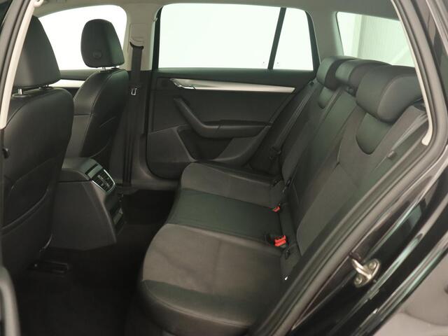 Skoda OCTAVIA 1.6 TDI Greentech Clever Edition | Automaat | Carplay | Stoelverwarming | Navigatie | Cruise control | Climate control | Half leder