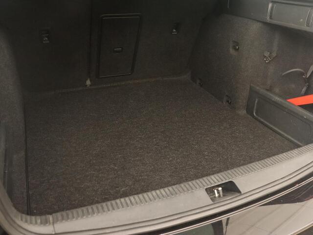 Skoda OCTAVIA 1.6 TDI Greentech Clever Edition | Automaat | Carplay | Stoelverwarming | Navigatie | Cruise control | Climate control | Half leder