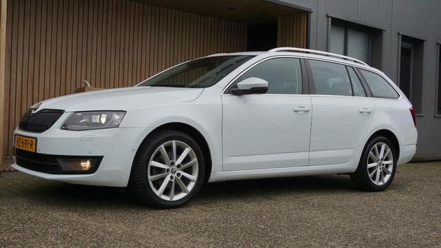 Skoda OCTAVIA Combi 1.4 TSI 150pk DSG Style Businessline Canton Keyless Xenon 17inch LM Trekhaak Stoelverwarming *Complete Skoda* NL auto!