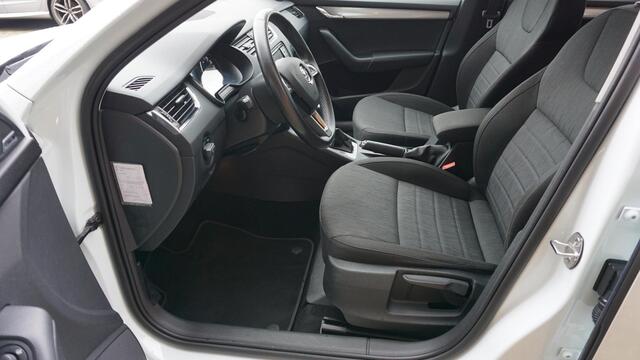 Skoda OCTAVIA Combi 1.4 TSI 150pk DSG Style Businessline Canton Keyless Xenon 17inch LM Trekhaak Stoelverwarming *Complete Skoda* NL auto!