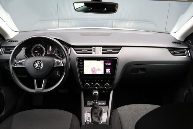 Skoda OCTAVIA Combi 1.0 TSI Greentech Style Business Automaat | Stoelverwarming | Trekhaak | 18 Inch | Camera | LED | Canton