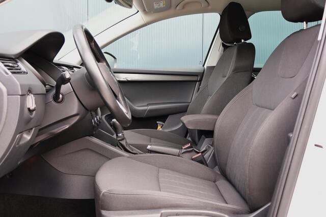 Skoda OCTAVIA Combi 1.0 TSI Greentech Style Business Automaat | Stoelverwarming | Trekhaak | 18 Inch | Camera | LED | Canton