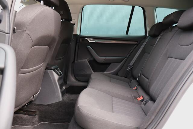 Skoda OCTAVIA Combi 1.0 TSI Greentech Style Business Automaat | Stoelverwarming | Trekhaak | 18 Inch | Camera | LED | Canton