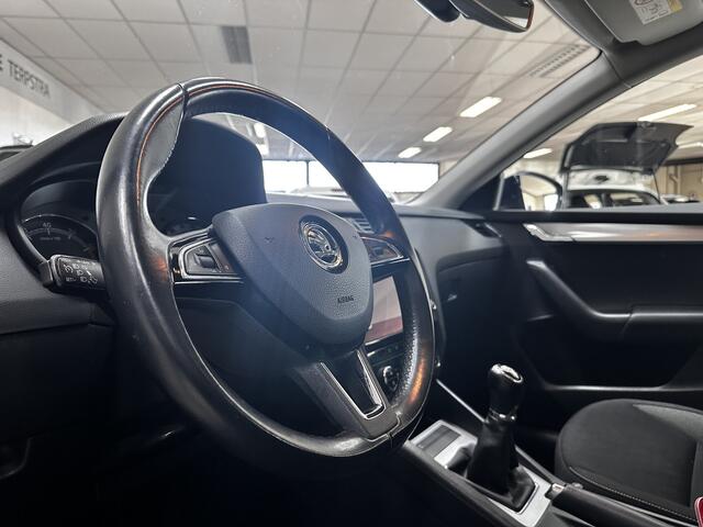 Skoda OCTAVIA 1.0 TSI Greentech Ambition Business /D-Riem Verv. 199.000KM! /Trekhaak /Apple + Android /Navi /Climat /Cruise /Elek. pakket /Bluetooth /Regensensor /Isofix /16"LMV /PDC /Mistlampen.
