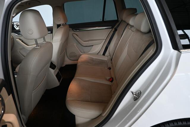 Skoda OCTAVIA Combi 1.0 TSI Greentech Style Business Automaat Navigatie Carplay Stoelverwarming Inruil Mogelijk!