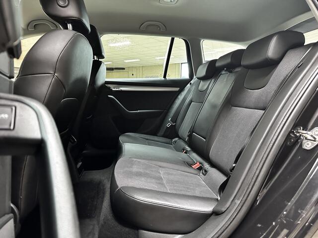 Skoda OCTAVIA Combi 1.5 TSI Greentech Business Edition/ 150pk!/ Automaat!/ Apple + Android/ Stoelverw./ PDC/ Extra getint glas/ 16'' LMV/ Half-Leder/ Navi/ Clima/ Cruise/ Bluetooth/ Armsteun/ Multi. Sportstuur/ Mistl./ Chroom/ Dakrails.