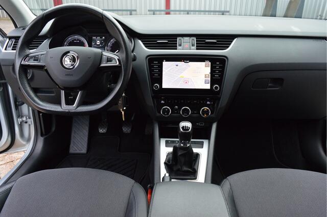 Skoda OCTAVIA Combi 1.0 TSI Greentech Business Edition O.a: PDC, Carplay, Navi, Clima, Cruise, Stoelverw, Etc. All-in prijs!