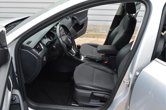 Skoda OCTAVIA Combi 1.0 TSI Greentech Business Edition O.a: PDC, Carplay, Navi, Clima, Cruise, Stoelverw, Etc. All-in prijs!