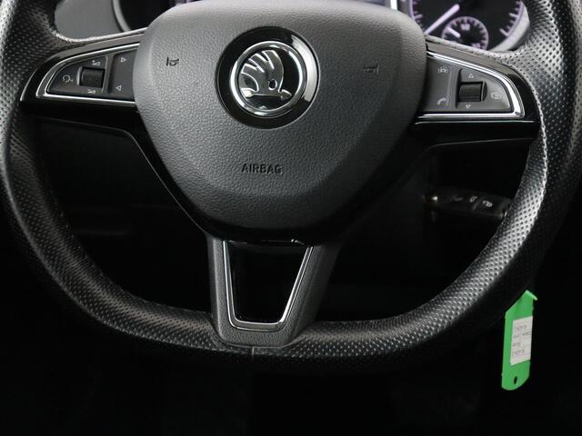 Skoda OCTAVIA 1.0 TSI Ambition | Stoelverwarming | Trekhaak | Half leder | Carplay | Navigatie | DAB | Climate control | Cruise control | Parkeerhulp | Bluetooth