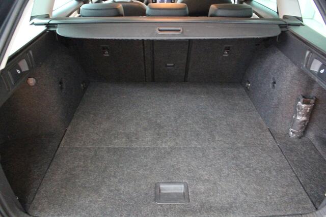 Skoda OCTAVIA Combi 1.0 TSI Greentech Business Edition Navigatie | Trekhaak | Cruise Control | Stoelverwarming