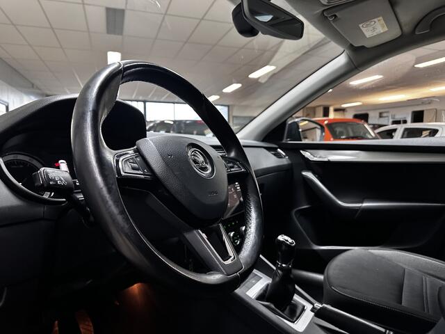 Skoda OCTAVIA Combi 1.0 TSI Greentech Ambition Business/ Stoelverw./ Navi/ Apple + Android/ Clima/ Cruise/ Elek. pakket/ Isofix/ Bluetooth/ Armsteun/ Multi. LEDER. Stuur/ 16'' LMV/ Mistl./ PDC V+A/ Extra getint glas.