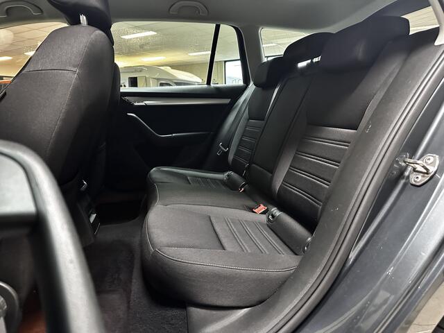 Skoda OCTAVIA Combi 1.0 TSI Greentech Ambition Business/ Stoelverw./ Navi/ Apple + Android/ Clima/ Cruise/ Elek. pakket/ Isofix/ Bluetooth/ Armsteun/ Multi. LEDER. Stuur/ 16'' LMV/ Mistl./ PDC V+A/ Extra getint glas.