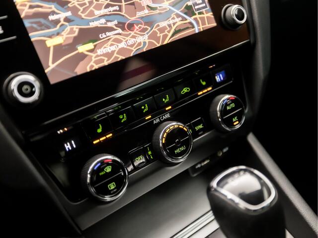Skoda OCTAVIA Combi 1.0 TSI Sportline Automaat (FACELIFT, APPLE CARPLAY, ADAPTIVE CRUISE CONTROL, STOELVERWARMING, SPORTSTOELEN, TREKHAAK, WITTE STIKSELS, NIEUWSTAAT)