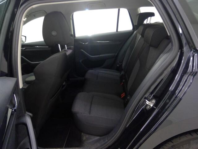 Skoda OCTAVIA Combi 1.0 e-TSI Business Edition Airco ECC Navi Carplay PDC VA DAB+ Full LED Cruise Control