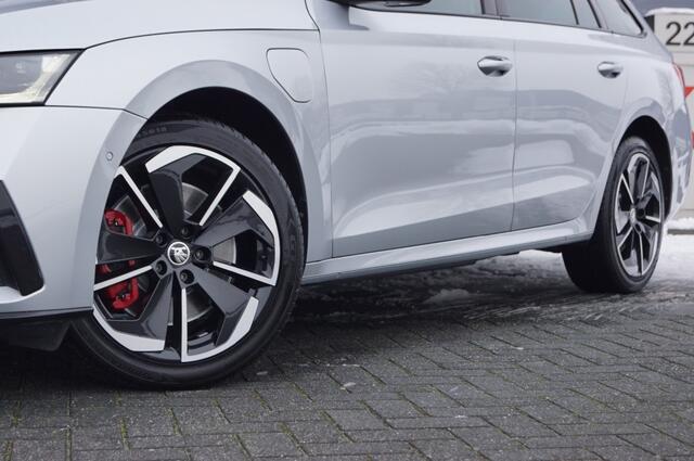 Skoda OCTAVIA Combi 1.4 TSI RS iV 245pk/ Sportstoelen elektr./ ACC/DCC/ Navi/ Head-up/Standverwarming/Camera/AppConnect