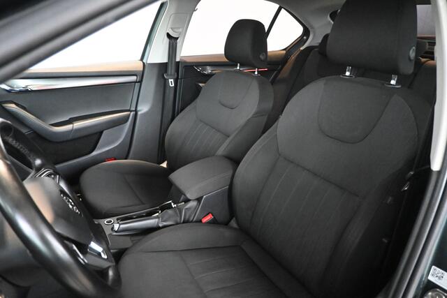 Skoda OCTAVIA 1.0 TSI Greentech Style Business Automaat Navigatie Carplay Stoelverwarming Inruil Mogelijk!