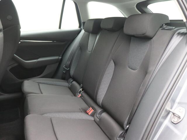 Skoda OCTAVIA Combi 1.5 TSI Edition 115PK Trekhaak, Parkeersensoren Achter, Stoelverwarming, Navi via Apple Carplay/Android Auto, Virtual Cockpit, 16" LM Velgen