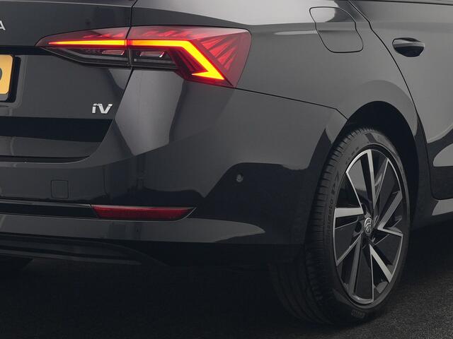 Skoda OCTAVIA Combi 1.4 TSI iV Business Edition Plus 205pk Dealer O.H. PHEV | Panodak | Adaptive Cruise | Head Up | Camera | Canton Audio | RS Sportstoelen Memory & Verwarmd | Sfeerverlichting | Apple Carplay | Keyless | Blis | Virtual | Navigatie | DAB |