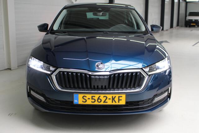 Skoda OCTAVIA 1.0 e-TSI Business Edition Navigatie | Lichtmetalen velgen | El. achterklep | Cruise Control