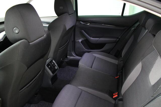 Skoda OCTAVIA 1.0 e-TSI Business Edition Navigatie | Lichtmetalen velgen | El. achterklep | Cruise Control