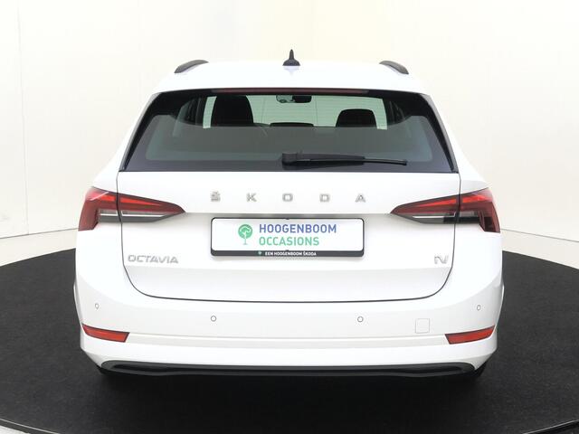 Skoda OCTAVIA Combi 1.4 TSI iV PHEV Business Edition | SoH 100% | Navigatie | Cruise control | Keyless | CarPlay | Parkeersensoren achter | Draadloze telefoonlader | Elektrisch inklapbare buitenspiegels |