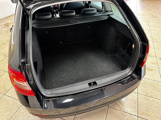 Skoda OCTAVIA Combi 1.5 TSI Sport Business/ AUTOMAAT/ 150PK!/ Half-Leder/ 16'' LMV/ Apple + Android/ Stoelverw./ Navi/ Clima/ Cruise/ Elek. pakket/ Isofix/ Bluetooth/ Armsteun/ Multi. Sportstuur/ Mistl./ PDC/ Extra getint glas.