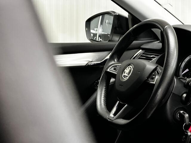 Skoda OCTAVIA Combi 1.5 TSI Sport Business/ AUTOMAAT/ 150PK!/ Half-Leder/ 16'' LMV/ Apple + Android/ Stoelverw./ Navi/ Clima/ Cruise/ Elek. pakket/ Isofix/ Bluetooth/ Armsteun/ Multi. Sportstuur/ Mistl./ PDC/ Extra getint glas.