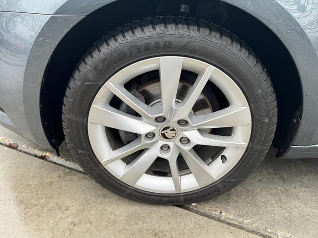 Skoda OCTAVIA Combi 1.5 TSI 150pk DSG Sport Business Panoramadak Stoelverwarming Voorruitverwarming navigatie Apple Carplay