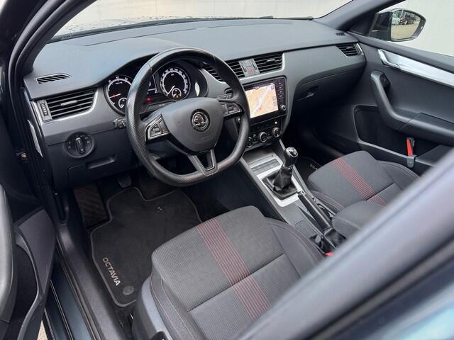 Skoda OCTAVIA Combi 1.0 TSI Greentech Sport Business met Navigatie, Trekhaak, Zwarte hemel, Zwarte Accenten!