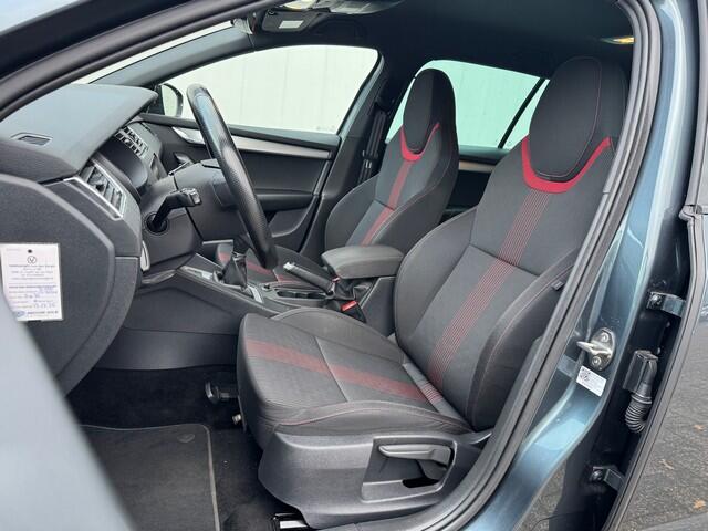 Skoda OCTAVIA Combi 1.0 TSI Greentech Sport Business met Navigatie, Trekhaak, Zwarte hemel, Zwarte Accenten!