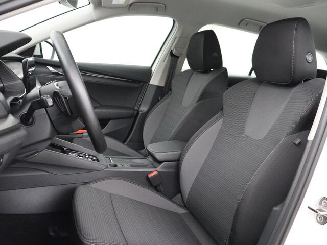 Skoda OCTAVIA 1.0 e-TSI Business Edition | 61.800km NAP | Camera | Carplay | Navigatie | Full LED | Parkeerhulp | Digital Cockpit | Cruise control