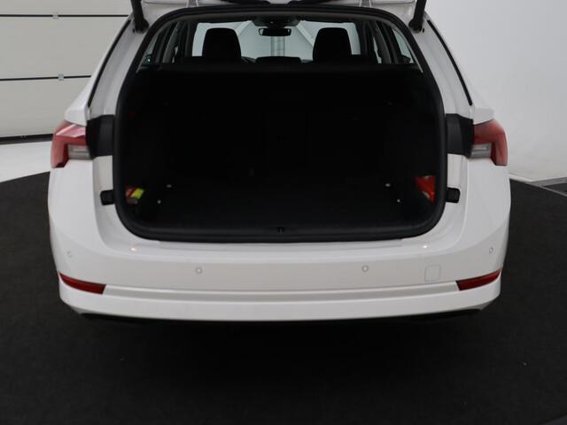 Skoda OCTAVIA 1.0 e-TSI Business Edition | 61.800km NAP | Camera | Carplay | Navigatie | Full LED | Parkeerhulp | Digital Cockpit | Cruise control