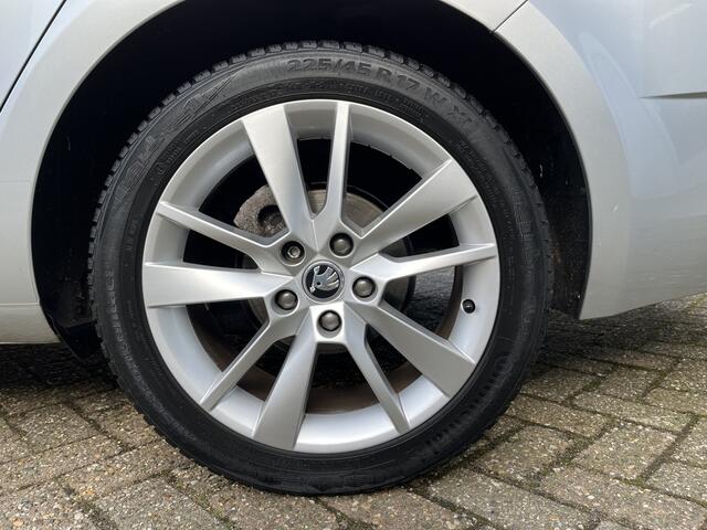 Skoda OCTAVIA Combi 1.0 TSI Greentech Business Edition Carplay, Cruise, Parkeersensoren, LM velgen.