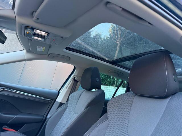 Skoda OCTAVIA Combi 1.5 e-TSI BUSINESS PLUS 150 PK 1e EIG AUTOMAAT SCHUIF/KANTEL PANORAMADAK.GROTE WEG KM !