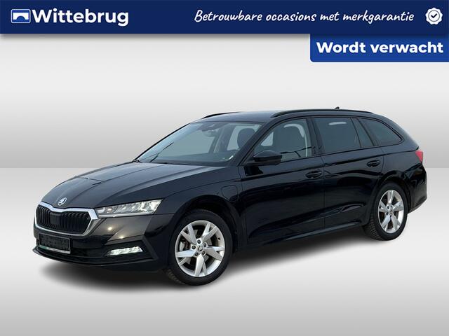 Skoda OCTAVIA Combi 1.4 TSI DSG iV PHEV Ambition Stoelverwarming voor + achter / Cruise control / Parkeersensoren Voor + Achter / 17'' LMV