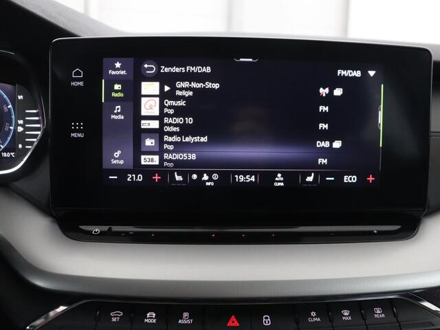 Skoda OCTAVIA 1.4 TSI iV PHEV Business Edition | Stoelverwarming | Trekhaak | Carplay | Keyless | Sfeerverlichting | Navigatie | 18'' | Full LED | Parkeerhulp | Digital Cockpit | Plug In