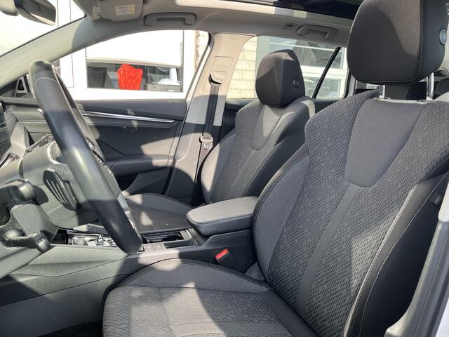 Skoda OCTAVIA Combi 1.4 TSI iV PHEV Life / AUTOMAAT/ PANO/ MEMORY SEAT/ HEAD-UP/ ACC/ DODEHOEK/ PARK.SENSOR.V+A/ STOELVERWARMING/ SMARTLINK/ KEYLESS/ RIJ-MODI/ NAVI/ DAB/ CLIMA/ 18'' LMV