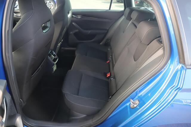 Skoda OCTAVIA Combi 1.0 e-TSI Sport Business 110PK Automaat Trekhaak Sportstoelen Navigatie Carplay Android Airco Cruise Control LED Rijstrooksensor Parkeersensor