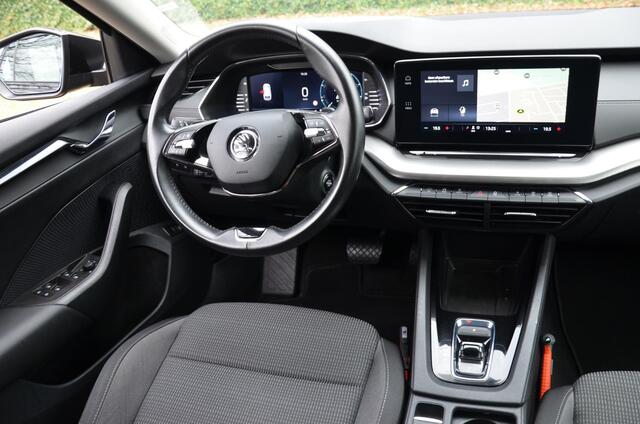 Skoda OCTAVIA Combi 1.0 e-TSI Business Edition Automaat/Navi/Pdc/Ecc/Stuurverwarming/Cruise control adaptief/Extra getint glas/Apple Carplay/Android Auto/Digitaal dashboard/17-Inch Lmv
