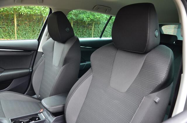 Skoda OCTAVIA Combi 1.0 e-TSI Business Edition Automaat/Navi/Pdc/Ecc/Stuurverwarming/Cruise control adaptief/Extra getint glas/Apple Carplay/Android Auto/Digitaal dashboard/17-Inch Lmv