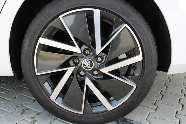 Skoda OCTAVIA Combi 1.4 TSI iV PHEV Sportline Business | Incl. 12 maanden garantie | Cruise control | Schuif/kantel dak | Apple carplay/Android auto | Parkeercamera | Stoelverwarming | 100% onderhouden | Head-up display |