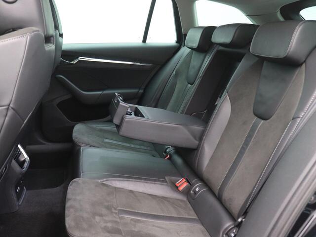 Skoda OCTAVIA Combi 1.5 TSI First Edition 150PK DSG Pano-Schuifdak, Trekhaak, Head-Up Display, 18" LM Velgen, Side Assist, Elektr. Achterklep, Stoelverwarming, Navi