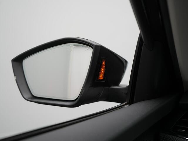 Skoda OCTAVIA Combi 1.4 TSI iV Business Edition Plus PHEV 204pk Dealer O.H. | Trekhaak Afn. | Panodak | Head Up | Adaptive Cruise | Sfeerverlichting | Sportstoelen Memory & Verwarmd | Keyless | Blis | Crystal LED | Navigatie | DAB | Plug In Hybrid |