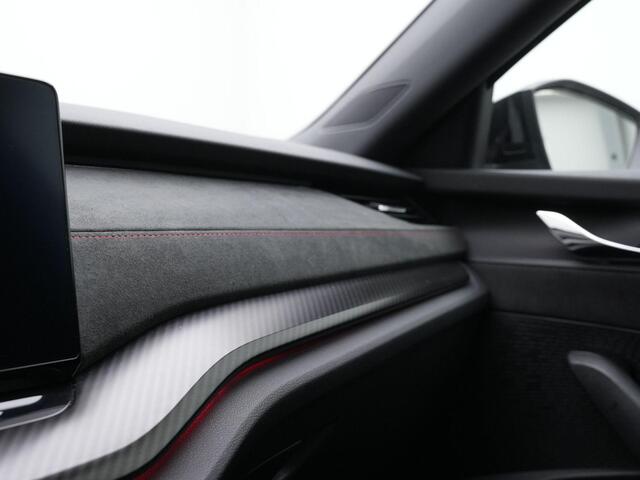 Skoda OCTAVIA Combi 1.4 TSI RS iV 245 pk PHEV | Matrix LED | Achteruitrijcamera | Stoelverwarming | Carplay | Side Assist | Keyless Entry