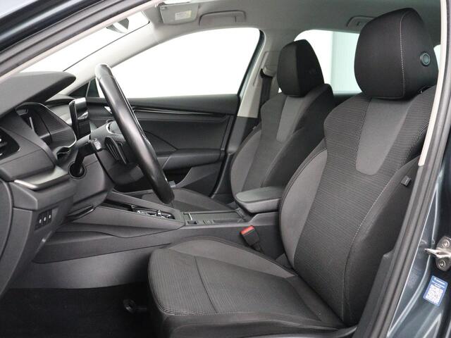 Skoda OCTAVIA 1.4 TSI iV PHEV Business Edition | Stoelverwarming | Carplay | Navigatie | Parkeerhulp | Digital Cockpit | Chrome pakket | Full LED | Climate control | Bluetooth | Cruise control | Plug In