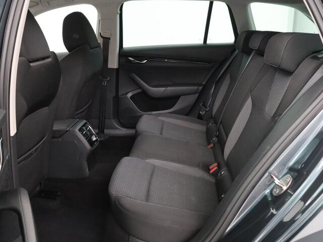 Skoda OCTAVIA 1.4 TSI iV PHEV Business Edition | Stoelverwarming | Carplay | Navigatie | Parkeerhulp | Digital Cockpit | Chrome pakket | Full LED | Climate control | Bluetooth | Cruise control | Plug In