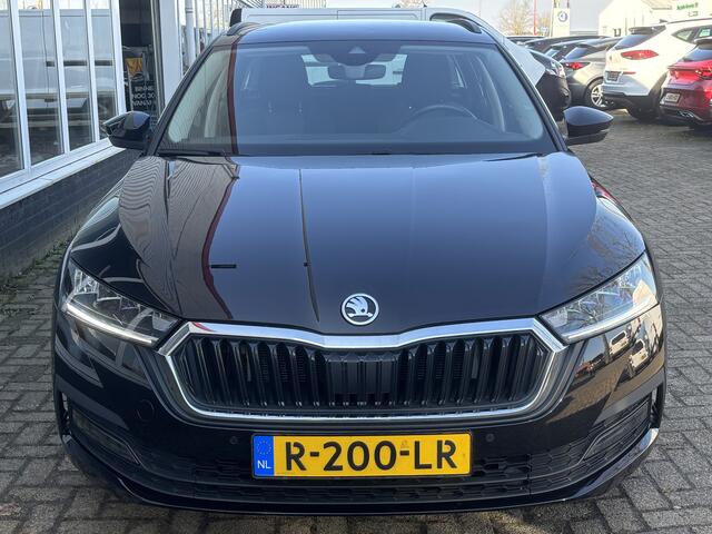 Skoda OCTAVIA Combi 1.0 e-TSI Business Edition | Sfeerverlichting | Parkeersensoren | Apple Carplay | Lane Assist