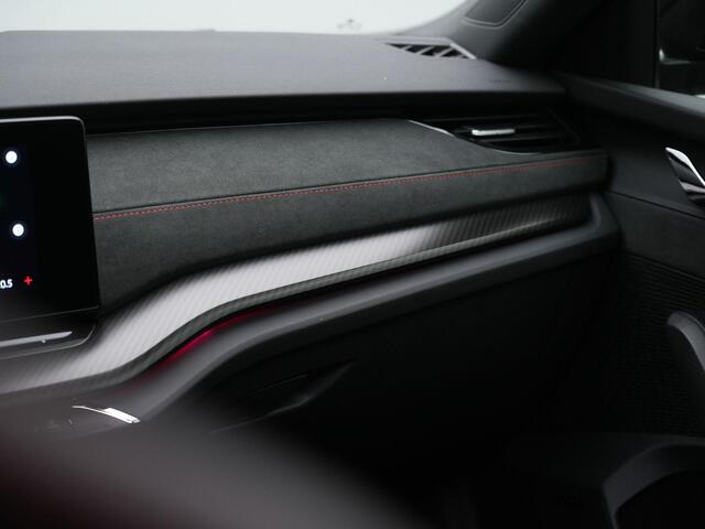 Skoda OCTAVIA Combi 1.4 TSI RS iV 245 pk PHEV | Panoramadak | Canton | Matrix LED | Stuur-/achterbankverwarming