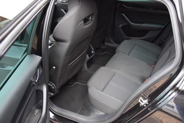 Skoda OCTAVIA Combi 1.0 TSI 110PK Sport Business | Org. NL | BOVAG Garantie | 18'' Velgen | Verwarmbaar sportstuurwiel | Apple Carplay/Android Auto | LED koplampen | Keyless start |