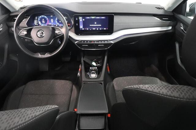 Skoda OCTAVIA Combi 1.5 e-TSI Business Edition Plus | Panoramadak | Camera | Trekhaak | AppleCarplay AndroidAuto | Adaptieve cruise |